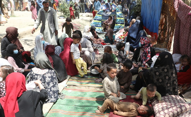 משפחות שתפסו מחסה לאחר שוגרשו מביתם בקאבול (צילום: reuters)