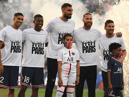 מסי ושאר שחקני הרכש מוצגים (getty)