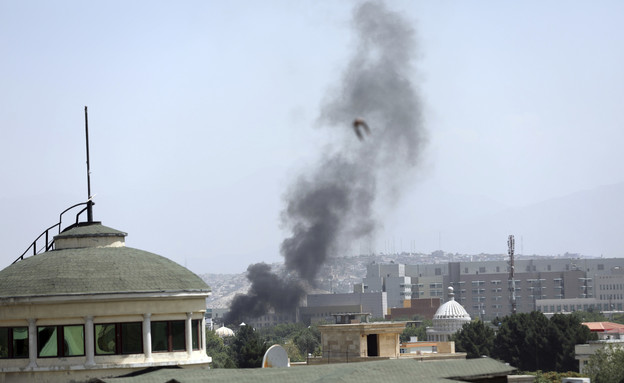 עשן משגרירות ארה"ב בקבול, אפגניסטין (צילום: ap)