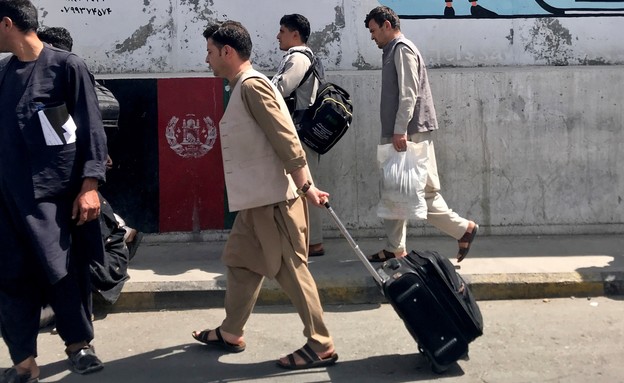 אזרח אפגני נמלט לנמל התעופה בקאבול (צילום: רויטרס)