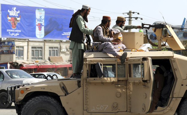 כוחות הטליבאן עם נשק אמריקאני בבירת אפגניסטן  (צילום: AP)