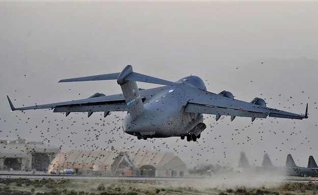 מטוס ממריא מהמדינה (צילום: MANAN VATSYAYANA/AFP, GettyImages)
