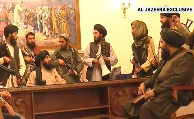 לוחמי הטאליבאן עם נשקים בלשכת הנשיא האפגני אשרף גאני