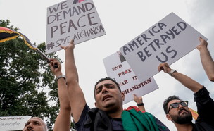 הפגנה נגד השתלטות הטאליבן מול השגרירות האמריקנית (צילום: רויטרס)
