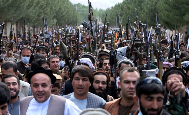 כוחות הביטחון באפגניסטן נגד הטאליבן (צילום: רויטרס)