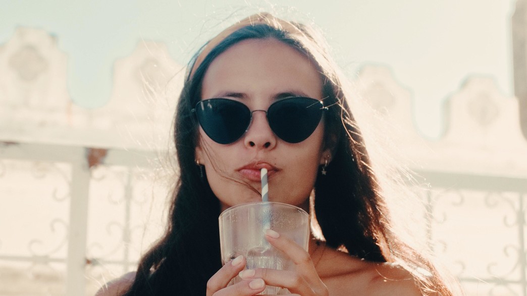 בחורה שותה קפה עם קשית (צילום: unsplash)
