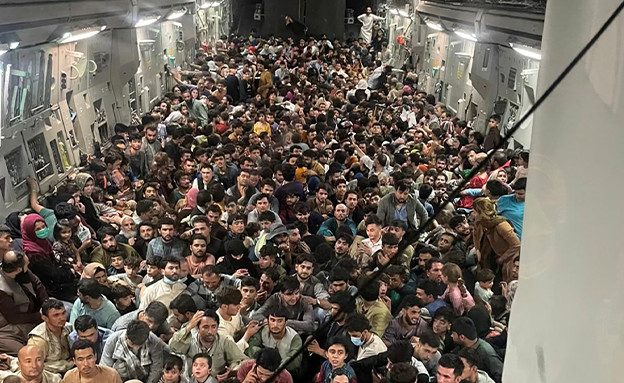 המונים נמלטים מאפגניסטן לאחר עליית הטאליבאן (צילום: רויטרס)
