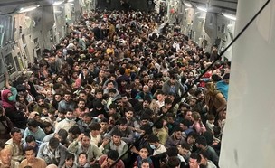 המונים בורחים בעקבות כיבוש בירת אפגניסטן על ידי הטאליבן‎