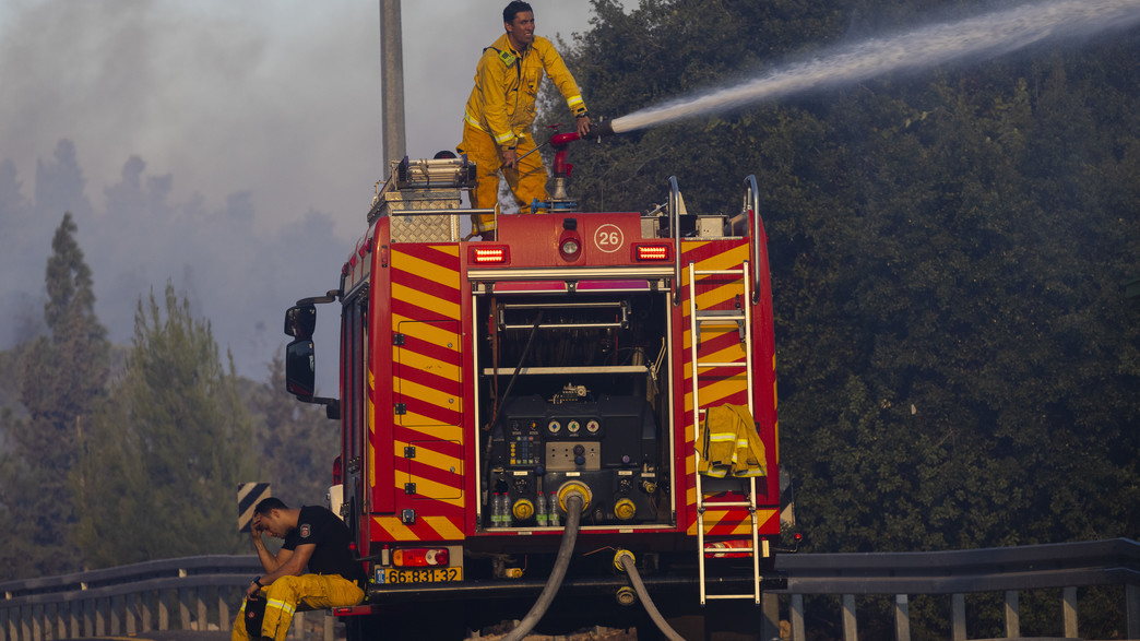 לוחמי האש מנסים לכבות שריפה במושב גבעת יערים