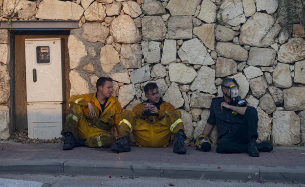 כבאים במנוחה במהלך מאמץ כיבוי השריפה במושב גבעת יערים (צילום: ‏אוליבייה  פיטוסי, פלאש/90 )