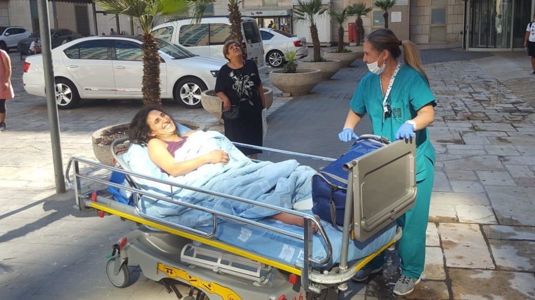 יולדת שילדה ברחבת הכניסה לבית החולים