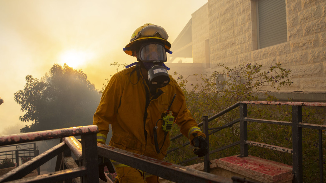 לוחמי האש מנסים לכבות שריפה במושב גבעת יערים לוחמי האש מנסים לכבות שריפה במושב גבעת יערים