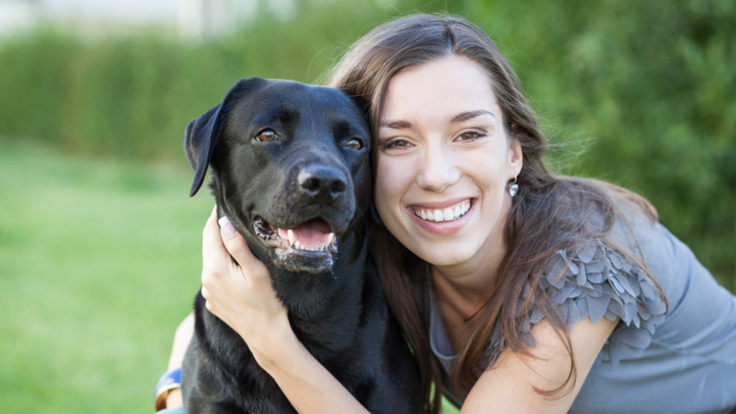 אישה עם כלב שחור