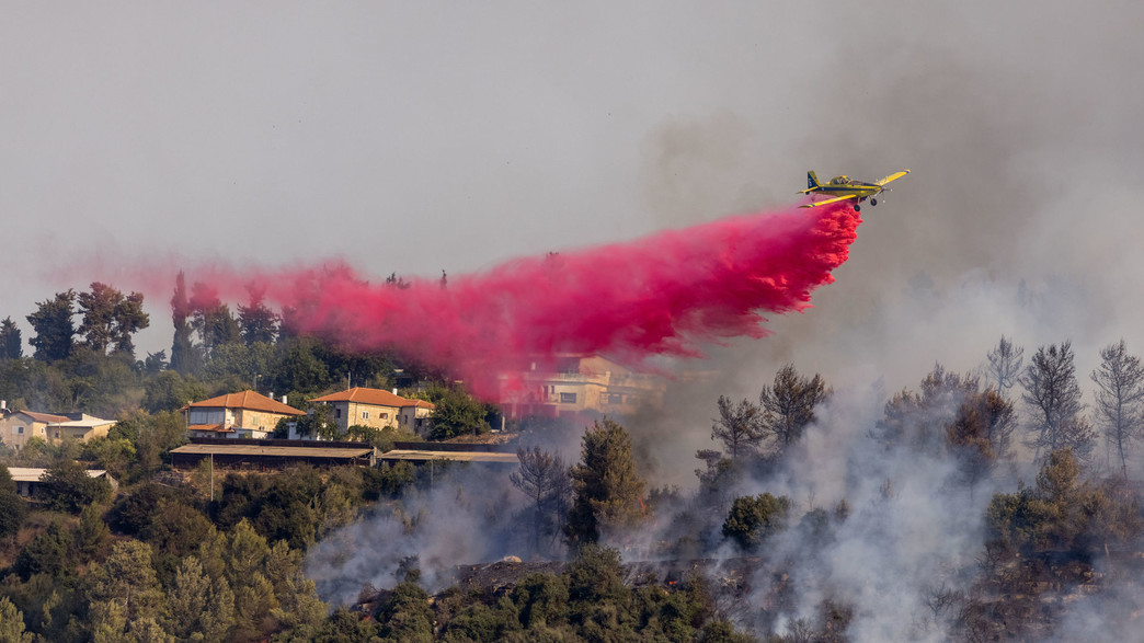 מטוס כיבוי מכבה שרפה בהרי ירושלים