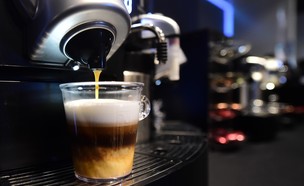 מכונת קפה בתערוכת מוצרי יוקרה בהוליווד (צילום: FREDERIC J. BROWN/AFP, Getty Images)