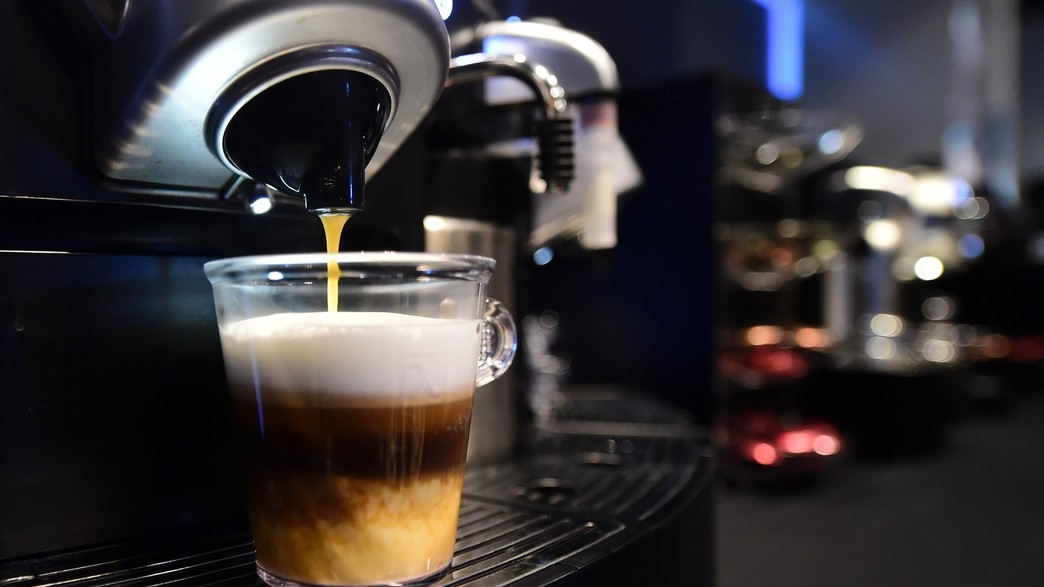 מכונת קפה בתערוכת מוצרי יוקרה בהוליווד מכונת קפה בתערוכת מוצרי יוקרה בהוליווד