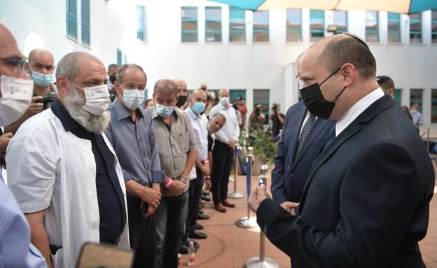 ראש הממשלה, נפתלי בנט בביקור בעיר טייבה במטרה לעודד התחסנות
