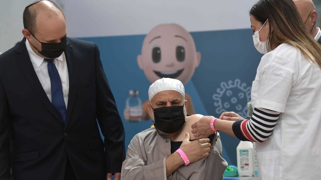 ראש הממשלה, נפתלי בנט בביקור בעיר טייבה במטרה לעודד התחסנות