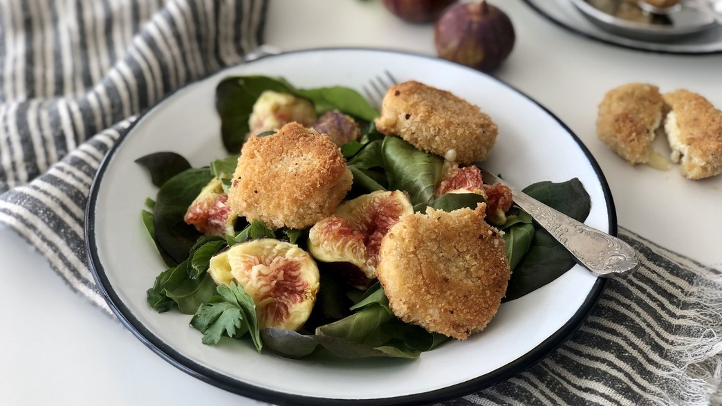 סלט ירוק של קיץ עם תאנים ו"שניצל" גבינת עיזים