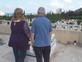 ההורים של קצין המודיעין שמת מבקרים בקברו (צילום: N12)