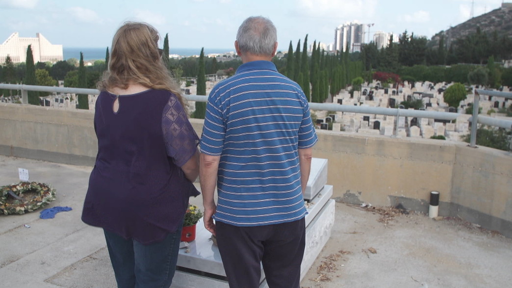 ההורים של קצין המודיעין שמת מבקרים בקברו ההורים של קצין המודיעין שמת מבקרים בקברו