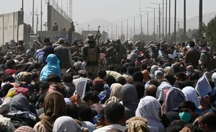 משפחות רבות ממתינות לסיוע בשדה התעופה של קאבול