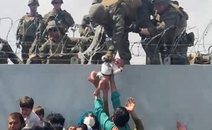 תושבי אפגניסטן מוסרים תינוקות לחיילים אמריקנים