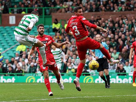 כובש גם בראש (Getty)