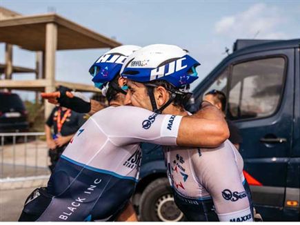 איינהורן וגיא ניב מתחבקים בסיום. הישג ענק לקבוצה הישראלית (צילום: נועה ארנון)