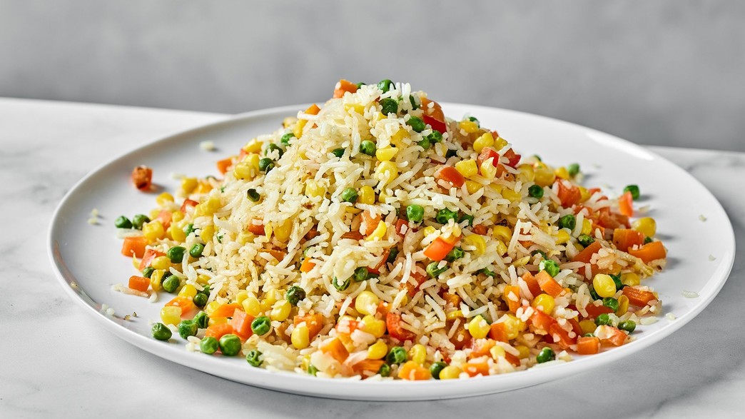 אורז לבן עם ירקות צבעוניים
