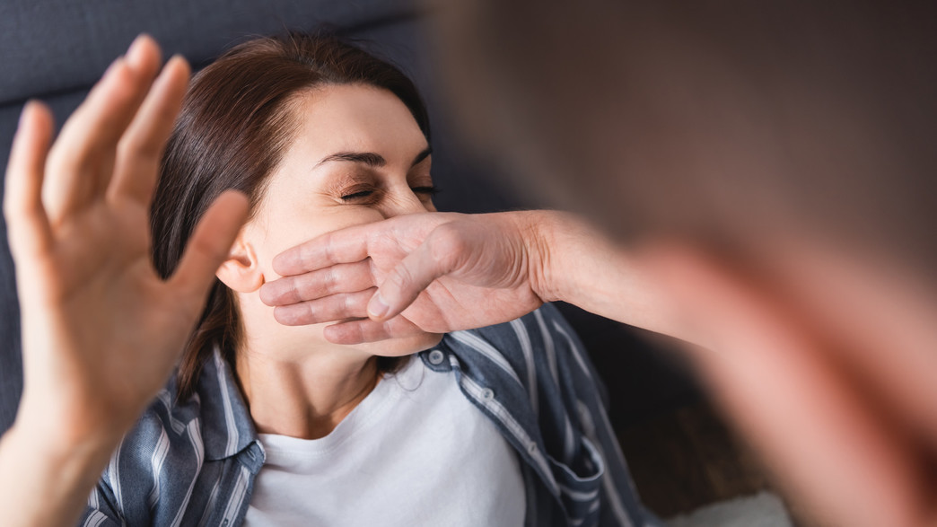 סטירה, אלימות