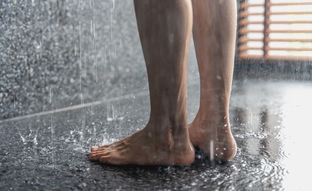 אישה במקלחת (צילום:  Olesya Kuznetsova, Shutterstock)
