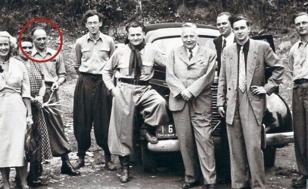 גרהרד קלמר (רביעי משמאל) ואדולף אייכמן (בעיגול) (צילום: אלבום משפחתי, מתוך "לה רפובליקה" האיטלקי)