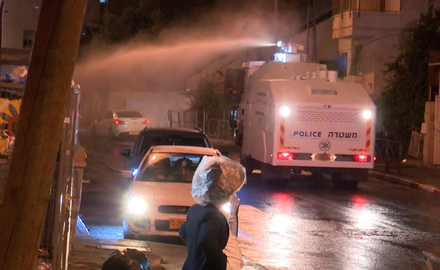 מכתזית בהפגנה בבר אילן בירושלים, ארכיון (צילום: חדשות 12)