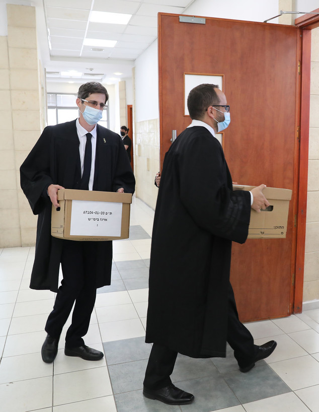 עורכי דינו של בנימין נתניהו נושאים חומר חקירה אל בית המשפט (צילום: ap)