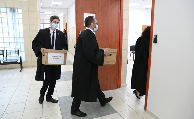 עורכי דינו של בנימין נתניהו נושאים חומר חקירה אל בית המשפט (צילום: ap)