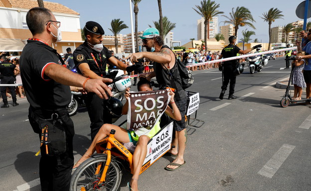 מפגינים בעקבות הפגיעה הסביבתית בחוף מאר מנור, ספרד (צילום: רויטרס)