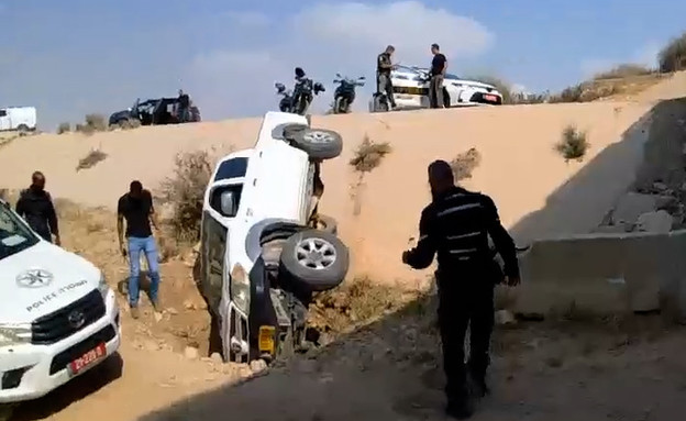התהפכות הרכב עם ילד בן 16 בנגב (צילום: משטרת ישראל)