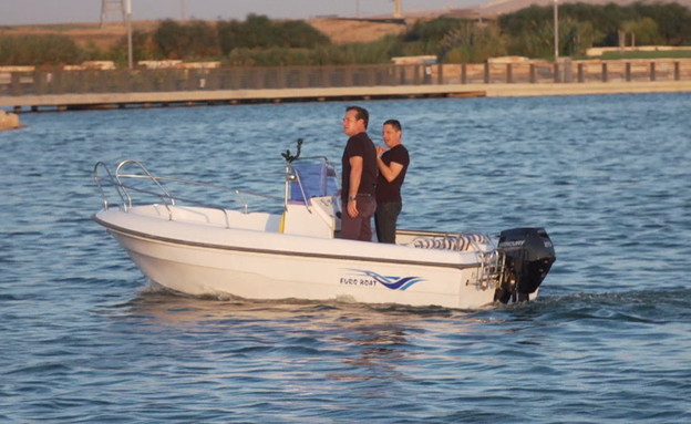 רוביק דנילוביץ' ודני קושמרו מפליגים באגם המלאכותי  (צילום: חדשות 12)