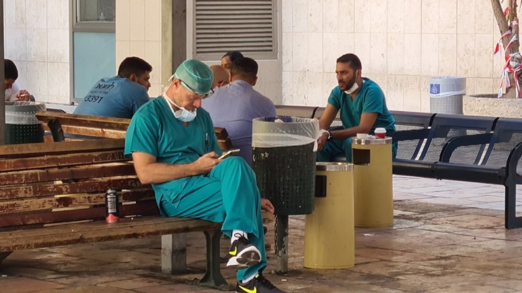 שביתת בתי החולים הציבוריים :רופאים יושבים בחוץ בבי"ח הדסה ריק