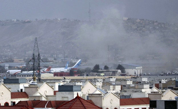 הפיצוץ בשדה התעופה בקאבול‎ (צילום: ap)