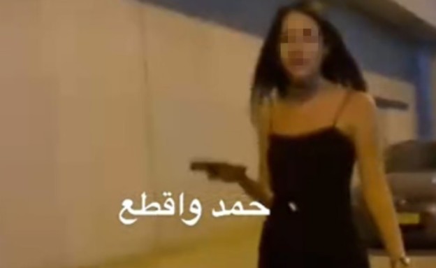 צעיר ערבי מכה אישה בישבן (יח''צ: מתוך טיקטוק)