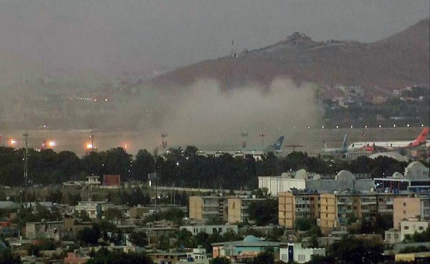 פיצוץ בשדה התעופה בקאבול אפגניסטן (צילום: SKY NEWS)
