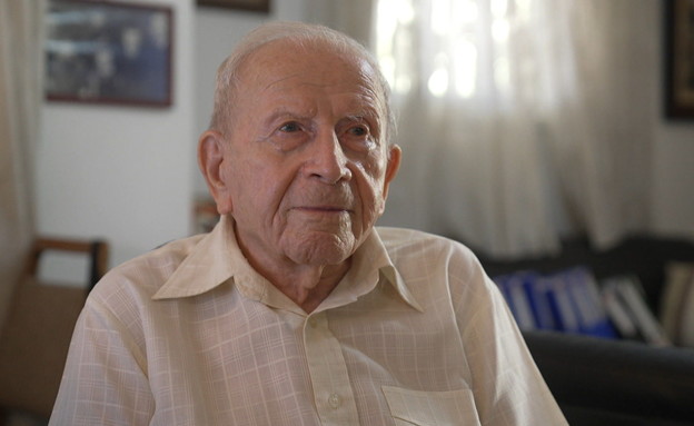 צבי אלטהולץ, בן 99, מנהל חשבונות (צילום: חדשות 12)