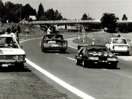 סקודה פראת, מלפנים עם סוללת מצלמות סביבה בעת צילומי הסרט ב-1981