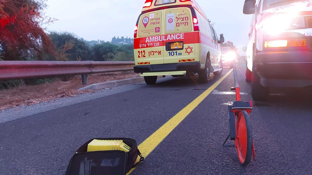 זירת תאונת פגע וברח שבה נהרג צעיר כבן 20 בין כביש 1 לכביש 6