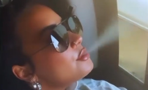 דמי לובאטו מעשנת (צילום: מתוך האינסטגרם הרשמי של Demi Lovato, instagram)