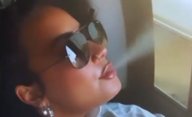 דמי לובאטו מעשנת (צילום: מתוך האינסטגרם הרשמי של Demi Lovato, instagram)