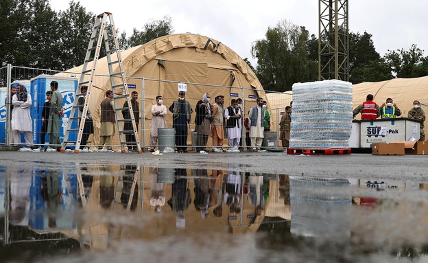 אזרחים ממתינים לפינוי מאפגניסטן (צילום: רויטרס)
