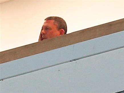 קלינגר צופה בחניכיו מהיציע (אלן שיבר)